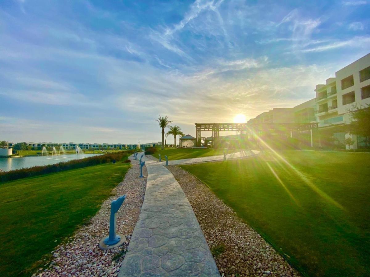 레타즈 살와 리조트 앤 스파 도하 외부 사진 Sunrise at the Al-Shaqra residential complex