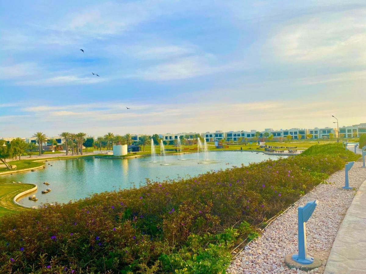 레타즈 살와 리조트 앤 스파 도하 외부 사진 View of the lake at Al-Shaqra