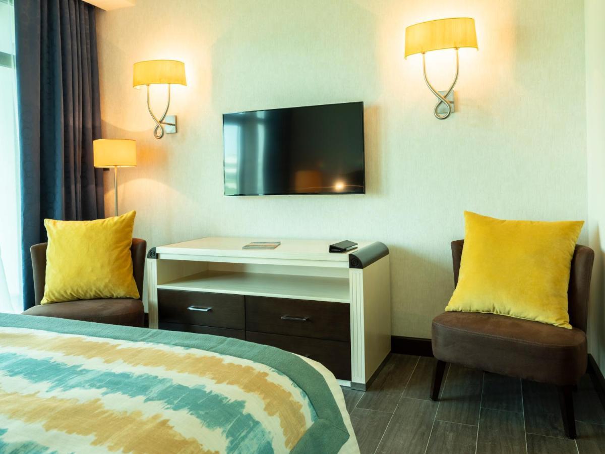 레타즈 살와 리조트 앤 스파 도하 외부 사진 A television in a hotel room