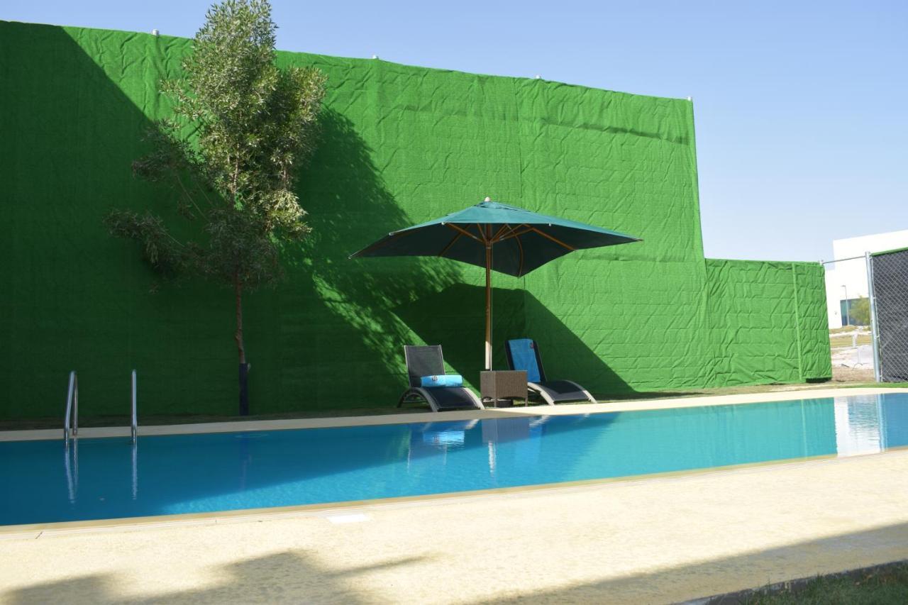 레타즈 살와 리조트 앤 스파 도하 외부 사진 A swimming pool in Spain