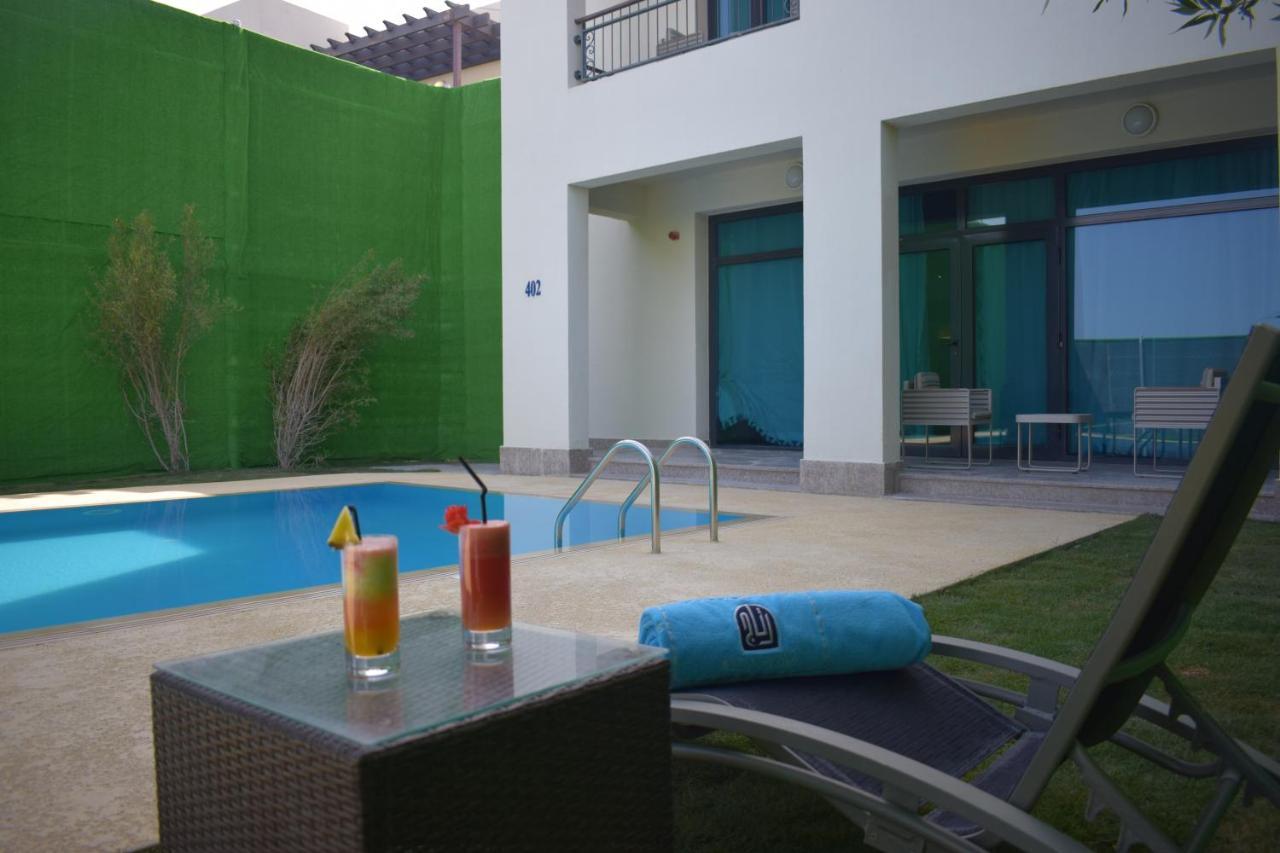 레타즈 살와 리조트 앤 스파 도하 외부 사진 The swimming pool at the hotel