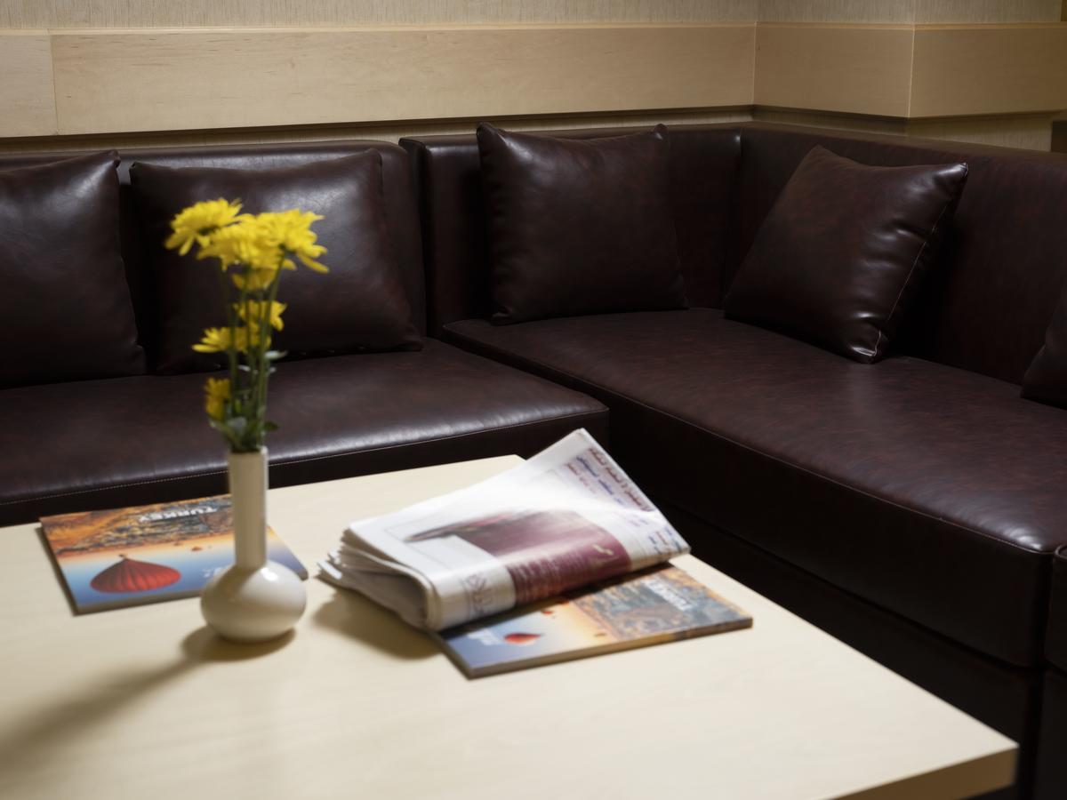 레타즈 살와 리조트 앤 스파 도하 외부 사진 A leather sofa