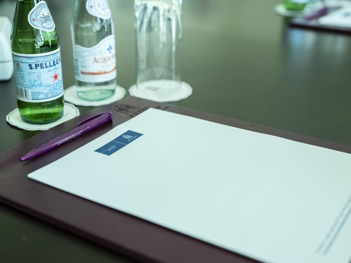레타즈 살와 리조트 앤 스파 도하 외부 사진 A meeting folder