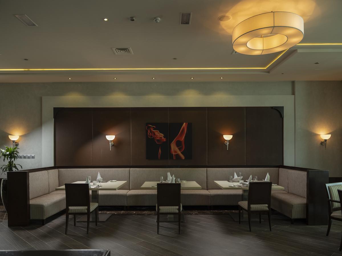 레타즈 살와 리조트 앤 스파 도하 외부 사진 The interior of the restaurant
