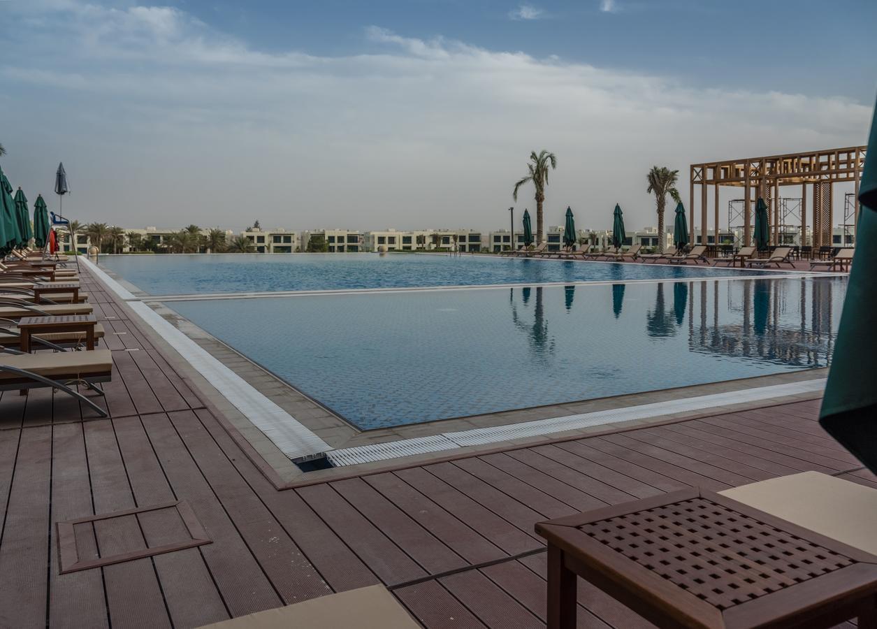 레타즈 살와 리조트 앤 스파 도하 외부 사진 The swimming pool at the Ritz-Carlton, Dubai