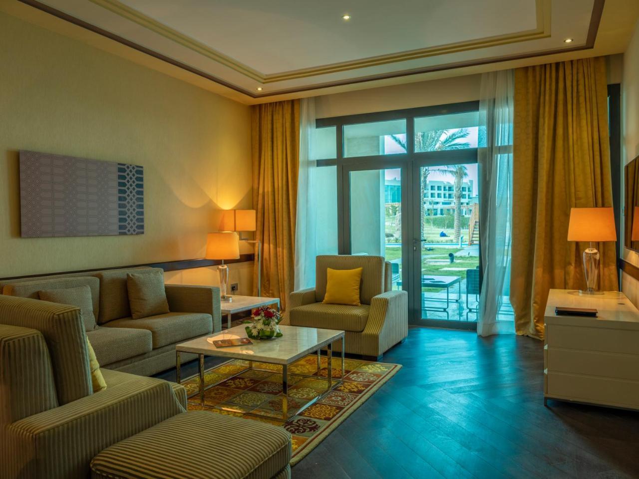 레타즈 살와 리조트 앤 스파 도하 외부 사진 A living room at the hotel