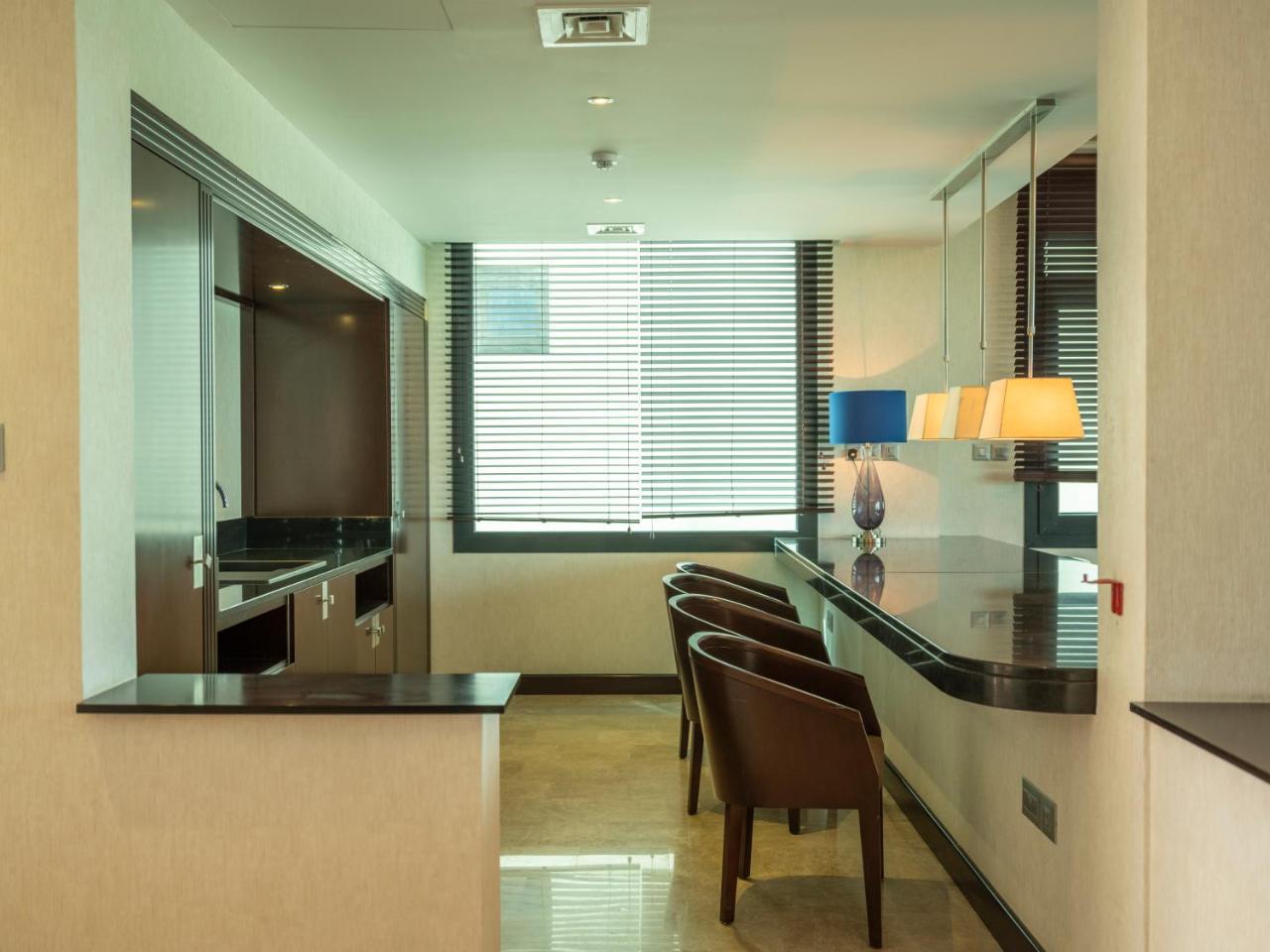레타즈 살와 리조트 앤 스파 도하 외부 사진 A kitchen in a serviced apartment