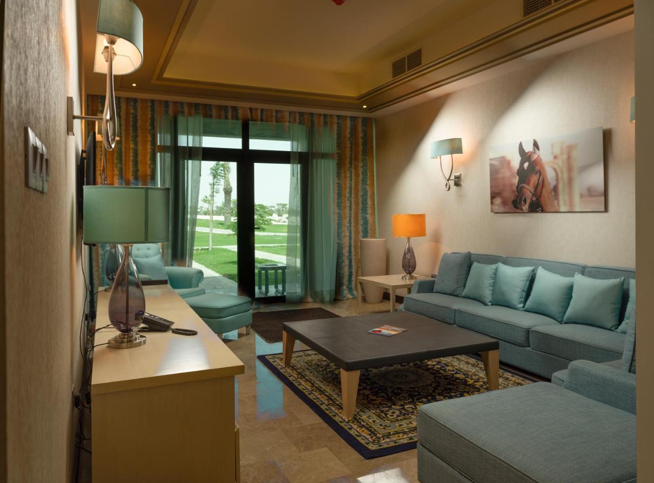 레타즈 살와 리조트 앤 스파 도하 외부 사진 A living room in a suite at the Ritz-Carlton, Dubai