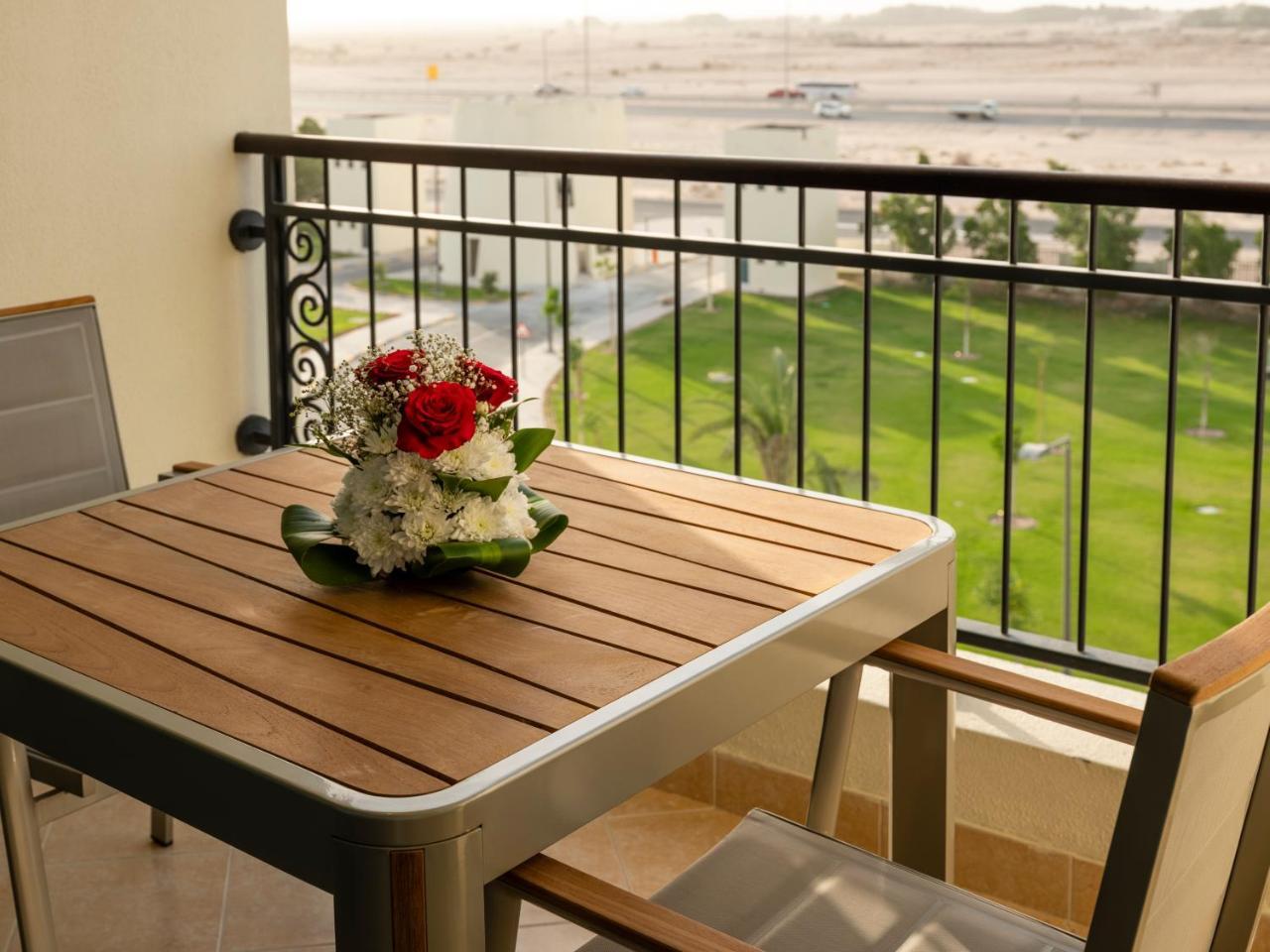 레타즈 살와 리조트 앤 스파 도하 외부 사진 A balcony