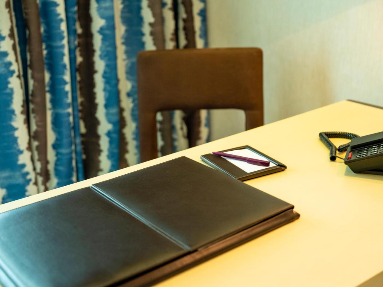 레타즈 살와 리조트 앤 스파 도하 외부 사진 A guest room at the hotel